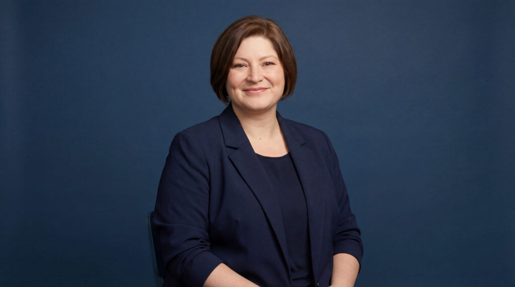 Porträt von Lina Peinze in ihrer Praxis